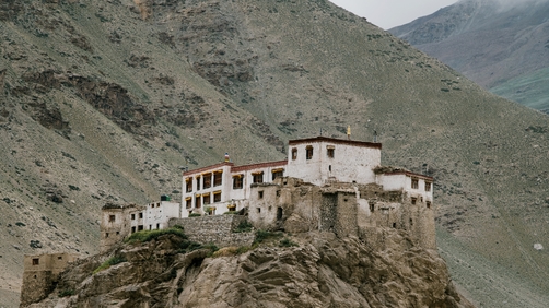 Picture of a Tibetan monastery, by Julia Volk from Pexels